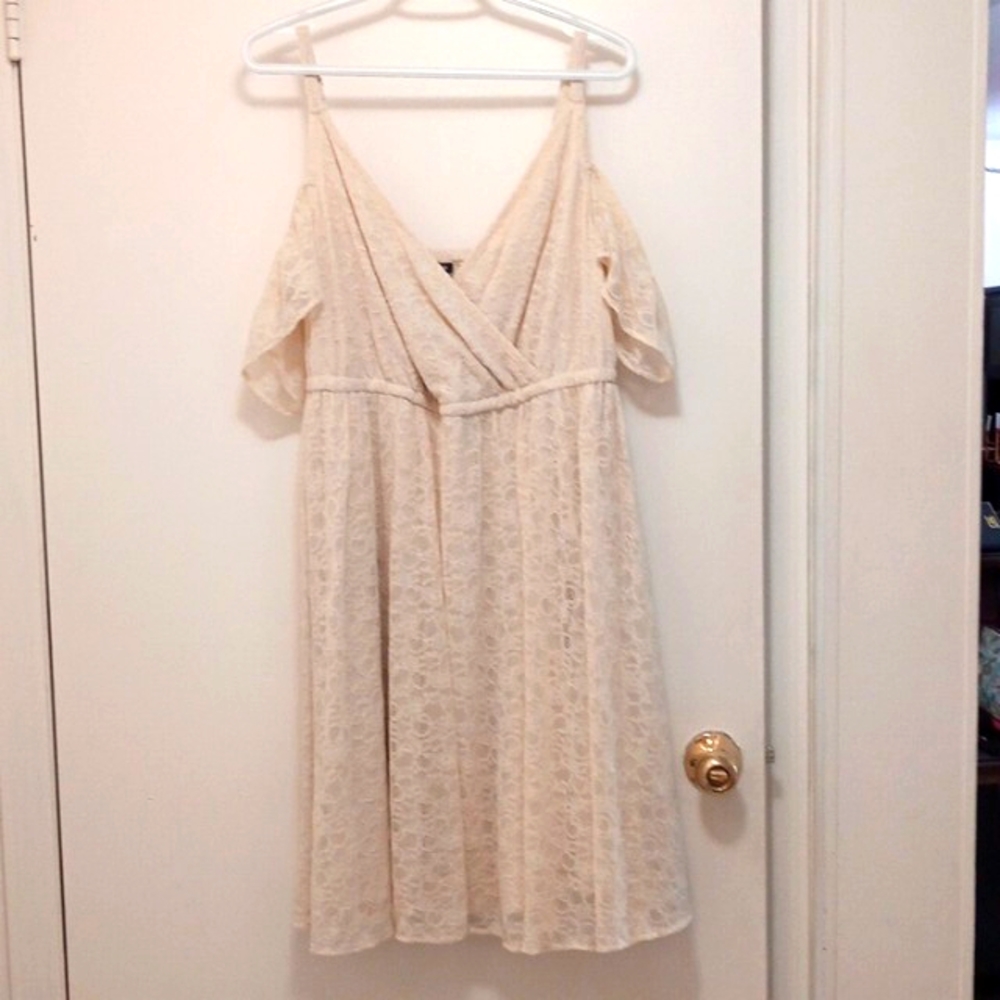Beautiful TORRID Cream Coloured Dress Size 2
